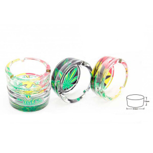 Cenicero de cristal decorado con hojas de colores y diseño moderno.