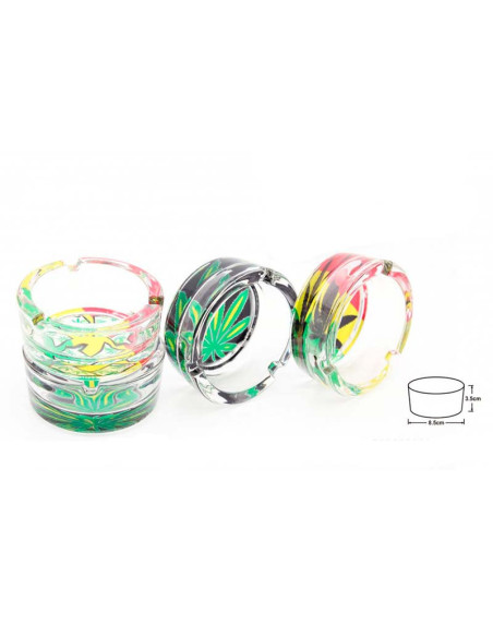 Cenicero de cristal decorado con hojas de colores y diseño moderno.
