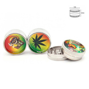 Mini grinder metálico decorado con diseños coloridos y tamaño compacto.